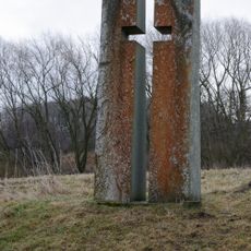 Kamenná plastika Cesta-kříž u cesty z Bílky na Milešovku