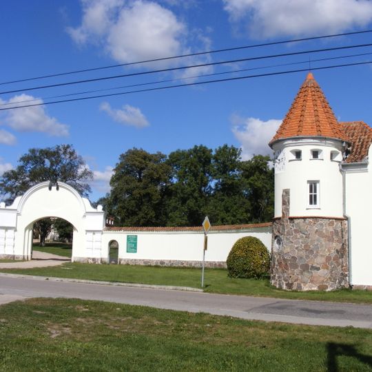 Kordegarda z bramą i ogrodzeniem