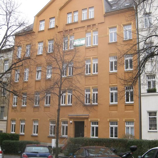 Mietshaus in geschlossener Bebauung mit Vorgarten Humboldtstraße 9