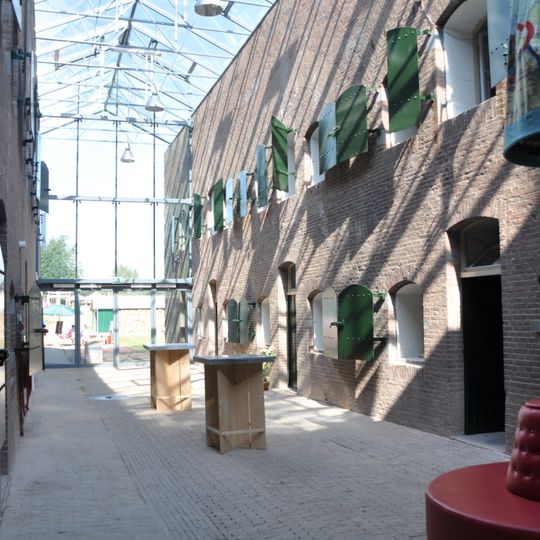 Fort bij Herwijnen, bomvrij gebouw A met poterne