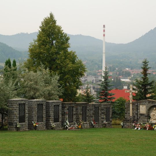 Pamätník obetiam bans. nešťastí, pilier s tabuľou pamätnou I.