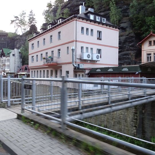 Lávka přes Kamenici za hotelem Kotva v Hřensku