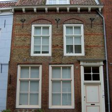 Dwarshuis met rechte gevel