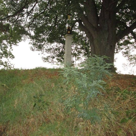 Kříž u Luženic u památné lípy a výhledu do krajiny