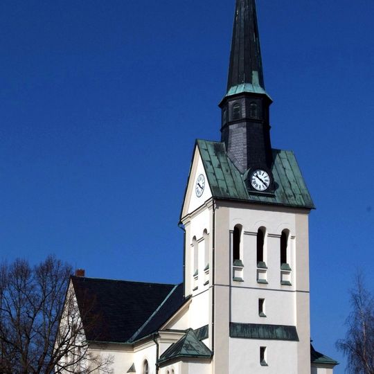 Kirche , Kriegerdenkmal für die Gefallenen des 1. Weltkrieges und Aufbahrungshalle des benachbarten Friedhofs Bergstraße