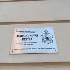 Pamětní deska Jaroslava Nováka Braťky v Korunní ulici v Praze