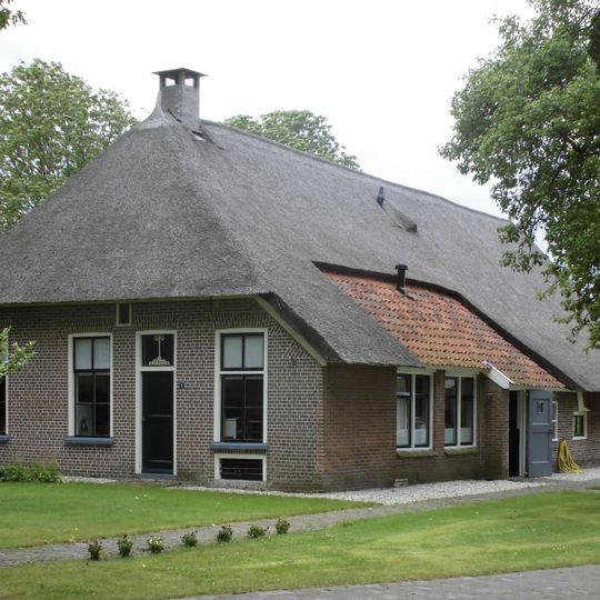 Boerderij onder met riet gedekt schilddak