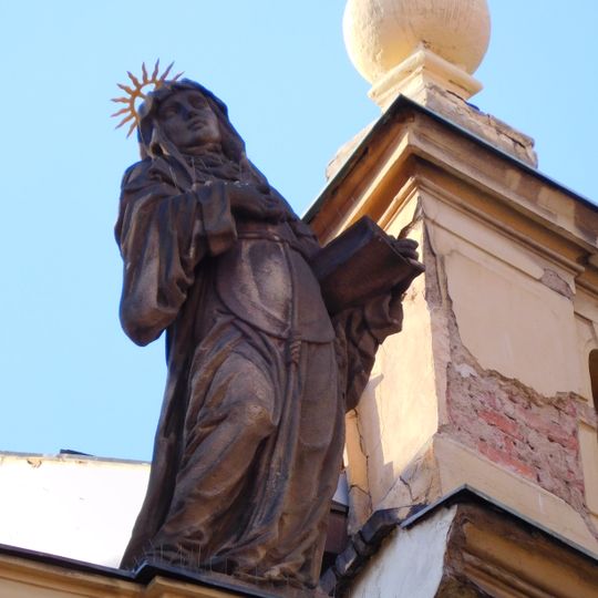 Sochy vpravo od štítu domu Staroměstské náměstí 7