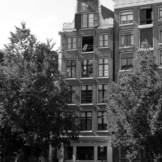 Pand met halsgevel met wapen in de afdekking