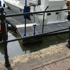 Langs de korte engelenburgerkade hoek lange gelderse kade, ijzeren balusterhekken