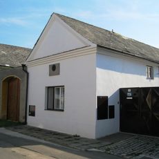 Dům čp. 7 s pamětní deskou F. Hrubého