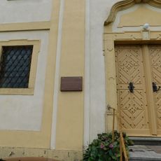 Pamětní deska Františka Kolandy na kostele v Bochově