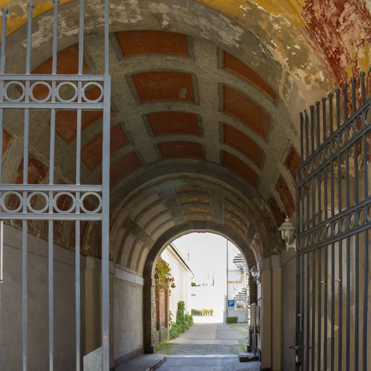 Mietshaus in geschlossener Bebauung, mit Läden Jakobstraße 40