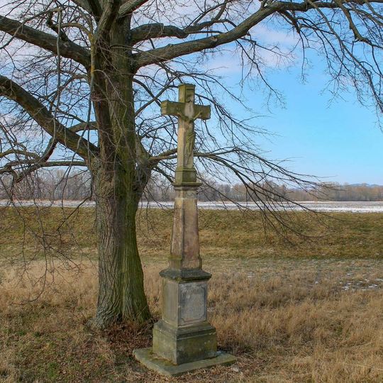 Kříž severně od Leštiny u silnice