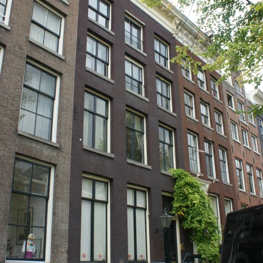 Pand met gevel onder rechte klossenlijst met consoles waarboven een schilddakje met dakkapel