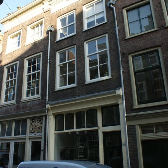 Pand met eenvoudige lijstgevel voor ouder pand