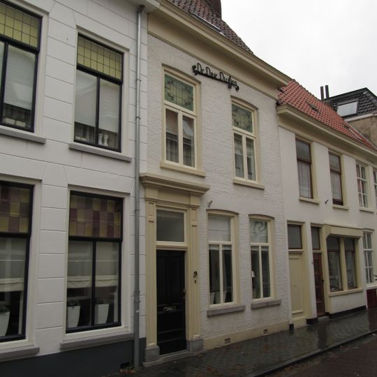 Huis onder dwars zadeldak dat een geheel vormt met dat van 3/5/7