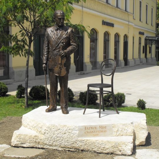 Fátyol Misi statue