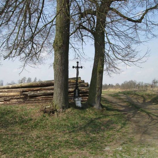Kříž u Dírné u cesty na Tučapy