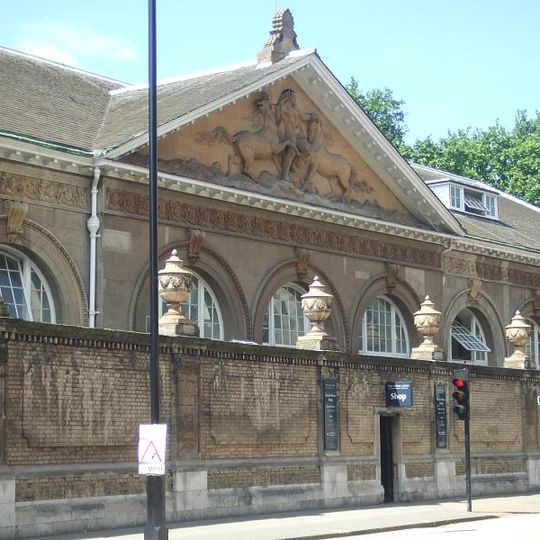 Buckingham Palace, Wall Linking Palace And Riding School, Along Buckingham Palace Road