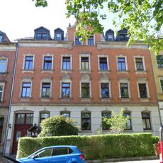 Mietshaus in geschlossener Bebauung mit Vorgarten Ebersdorfer Straße 15