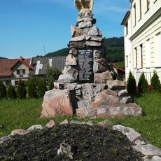 Pomník padlým v Záchlumí u školy