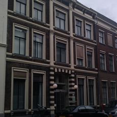 Huis met lijstgevel met stucversieringen