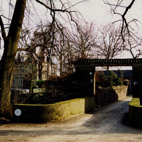Huis Nederhoven: dam with entrance gate
