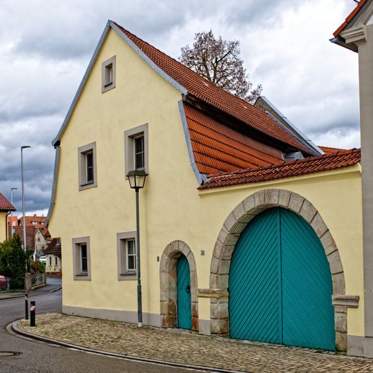 Hierzu Hoftor und Nebengebäude