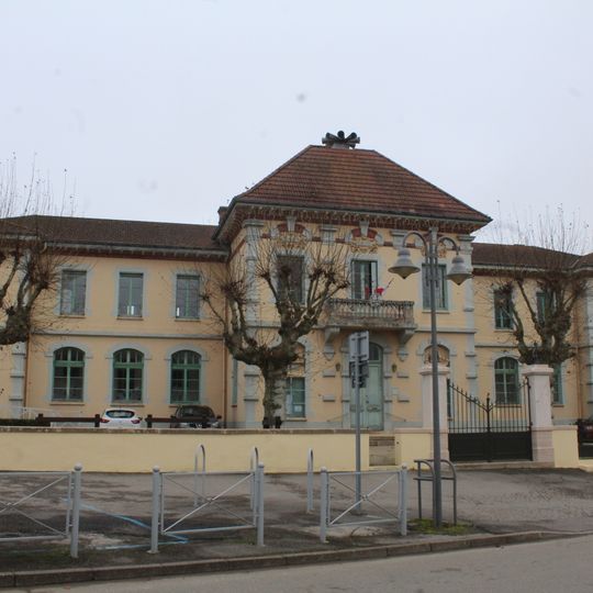 Town hall of Neuville-les-Dames