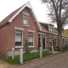 Twee rijen met elk vier woningen in Overgangsstijl