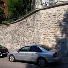 Vila Ing. Wilhelma Walta, múr oporný s oplotením