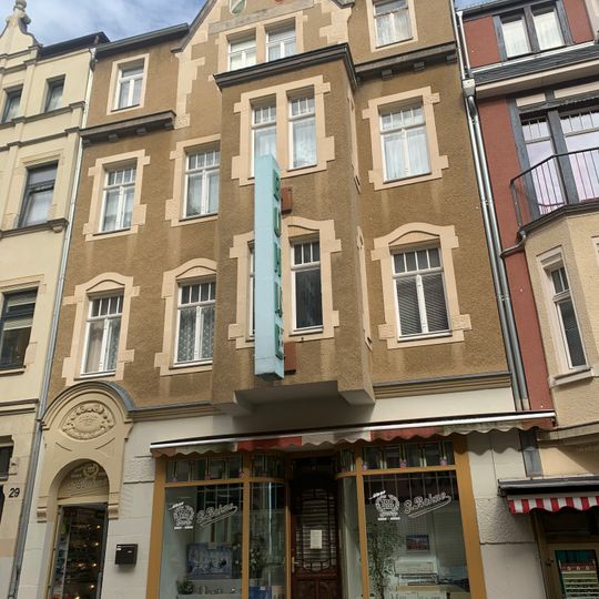 Mietshaus in geschlossener Bebauung Weinkellerstraße 31