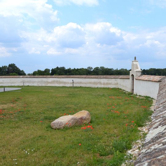 Kostol sv. Petra a Pavla s areá, opevnenie kostola