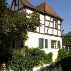 Wohnhaus in Hang- und Ecklage