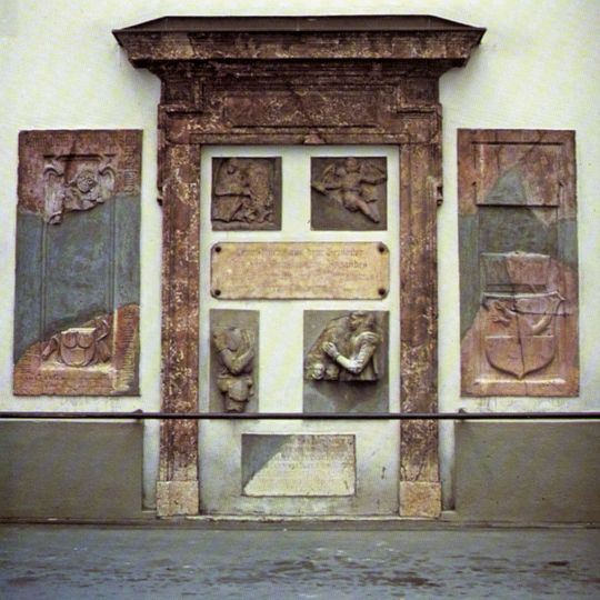 Sogen. Kielmansegg-Mauer mit Bauplastik, Epitaphen und Grabmälern