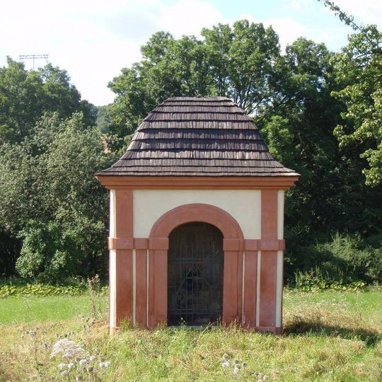 Kaplička Panny Marie východně od Valče