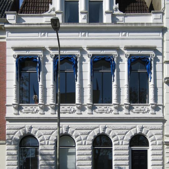 Herenhuis in eclectische bouwstijl met geheel gestucte lijstgevel