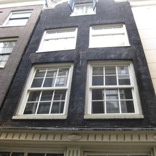 Pand met klokgevel van s-vormige silhouet