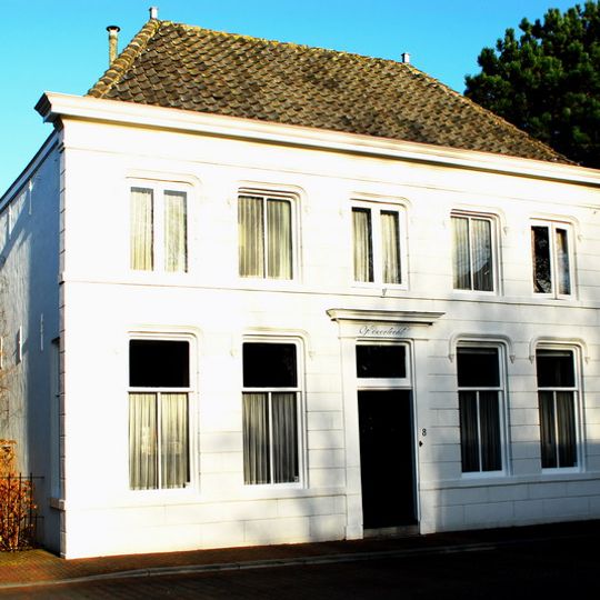 In oorsprong mogelijk als boerderij gebouwd pand op T-vormige plattegrond