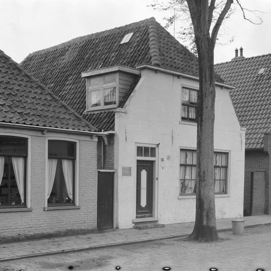 Pand met verdieping onder zadeldak tegen afgeknotte gepleisterde topgevel