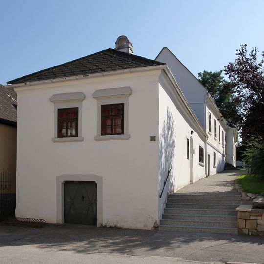 Wohn- und Geschäftshaus, Alte Schule