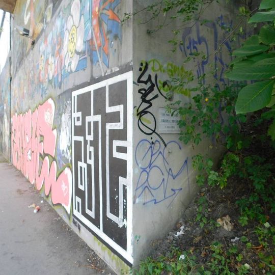 Pamětní deska Bohumila Nováka na železničním mostě přes Sulickou ulici v Praze