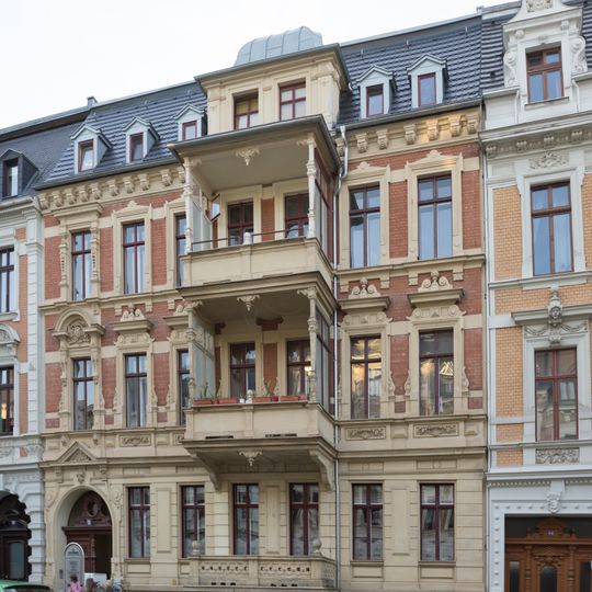Mietshaus in geschlossener Bebauung mit Vorgarten Augustastraße 33