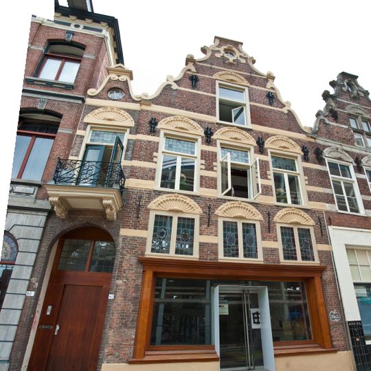 Pand met versierde puntgevel