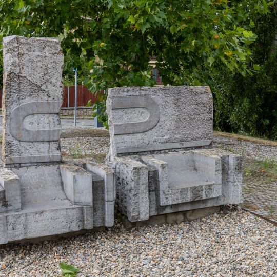 Plastika Ladan a Lále na Cestě mramoru v Dobřichovicích