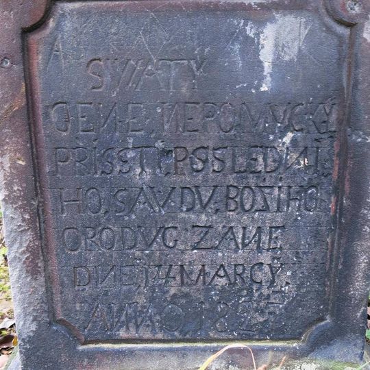 Sloup svatého Jana Nepomuckého u polní cesty jižně od Kostelce nad Ohří