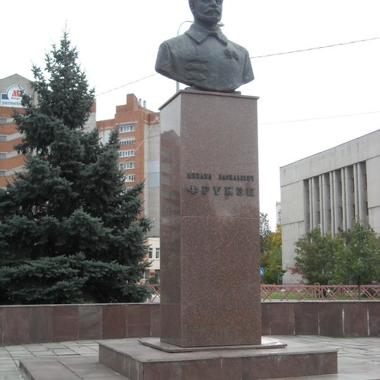 Yaroslavldagi Mixail Frunze yodgorligi