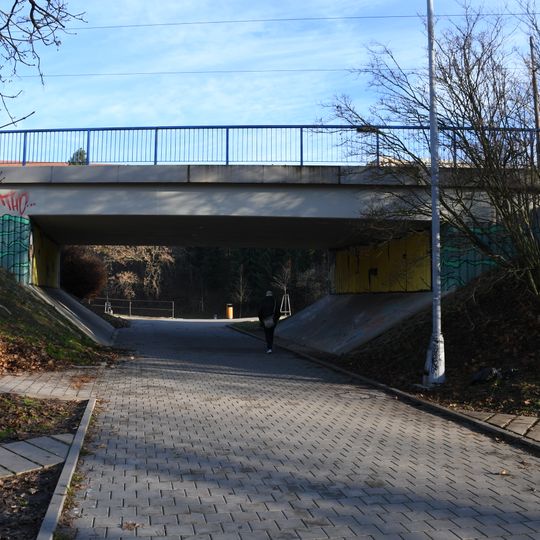 Tramvajový most přes chodník u zastávky Masarova