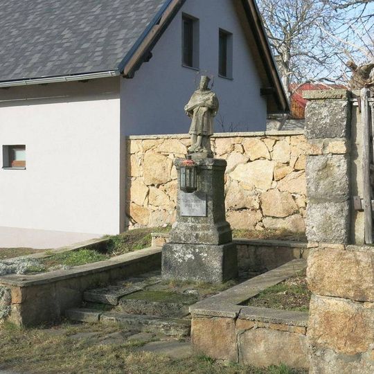 Socha svatého Jana Nepomuckého u domu 245 ve Ferdinandově